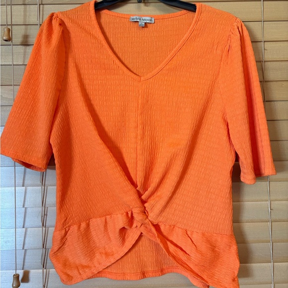 Rylee Moon NWOT Beautiful Vibrant Orange V-Neck Twist Blouse. Size Large - Picture 6 of 6